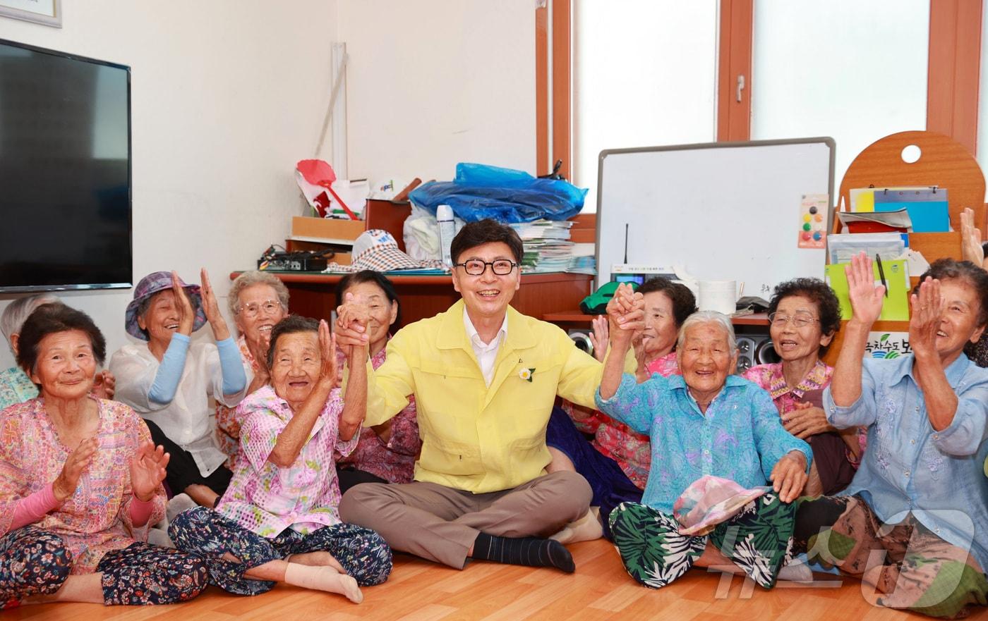 김철우 보성군수가 28일 관내 경로당을 돌며 정부 민생회복 소비쿠폰 신청을 독려하고 있다.&#40;보성군 제공. 재판매 및 DB 금지&#41;