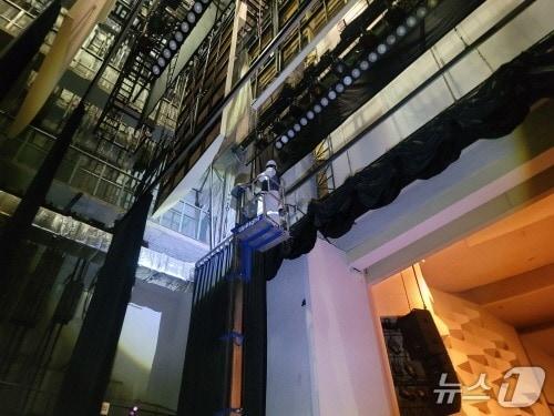 본문 이미지 - 광양시가  광양문화예술회관 공연장 내 무대 관련 시설물에 대한 정밀안전진단을 실시하고 있다. &#40;광양시 제공&#41;