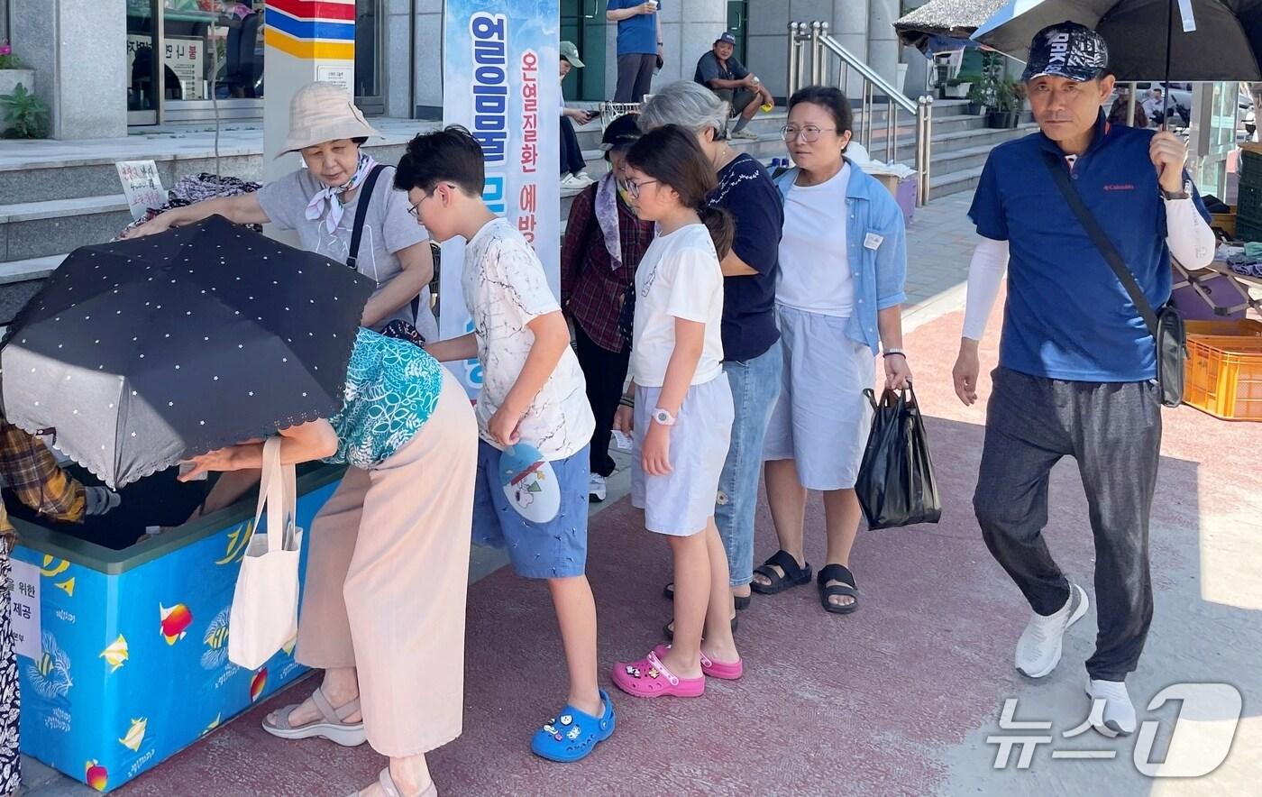 충북 괴산군은 28일 괴산장날을 맞아 유동인구가 많은 시외버스터미널 앞에서 얼음물을 무료로 제공했다.(괴산군 제공, 재판매 및 DB금지)/뉴스1