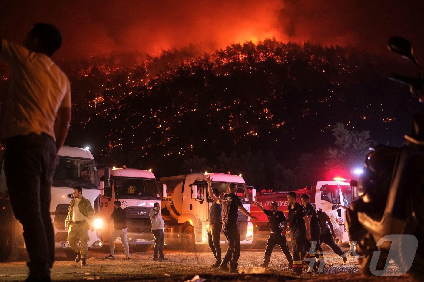 튀르키예 부르사에서 27일 산불이 발생해 주민들과 소방대원들이 진화 작업에 나서고 있다. 2025.7.27 ⓒ AFP=뉴스1 ⓒ News1 강민경 기자