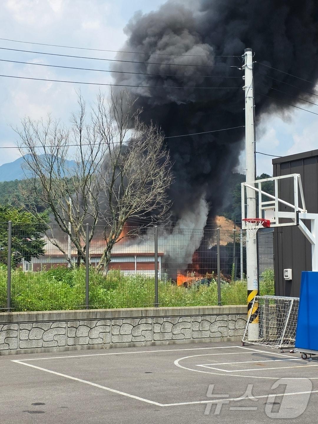 본문 이미지 - 28일 낮 12시 36분께 경기 남양주시 화도읍 녹촌리 한 조명기기 보관창고에서 불이 났다.&#40;남양주소방서 제공, 재판매 및 DB 금지&#41; ⓒ News1 양희문 기자