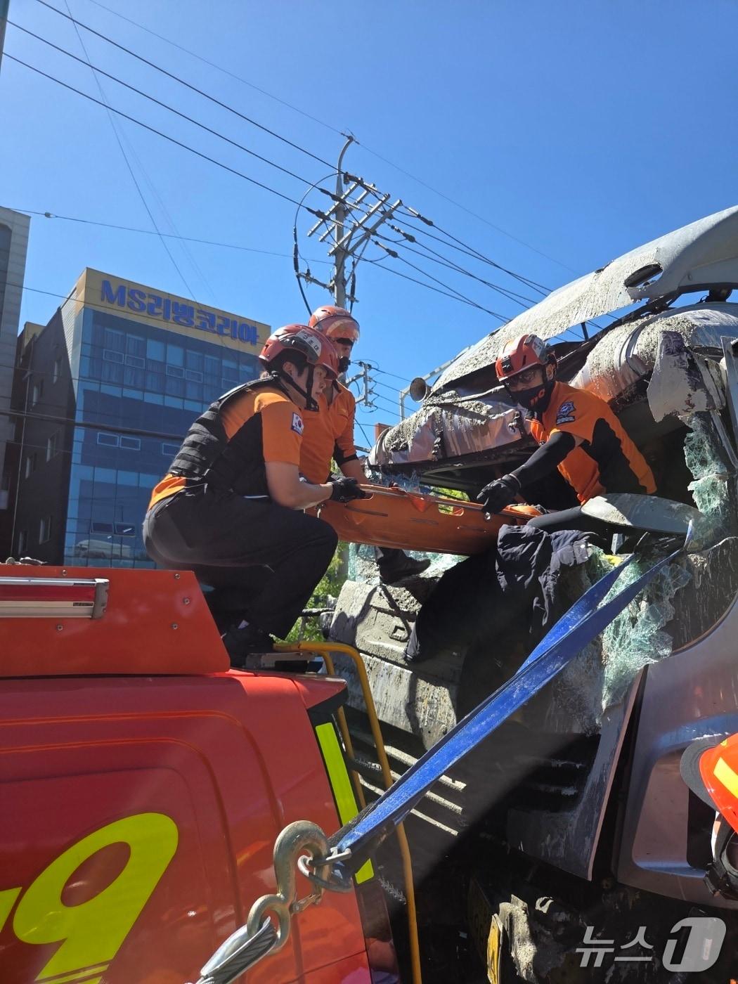 본문 이미지 - 28일 오전 부산 사상구 삼락동 교통사고 현장.(부산소방재난본부 제공. 재판매 및 DB 금지)