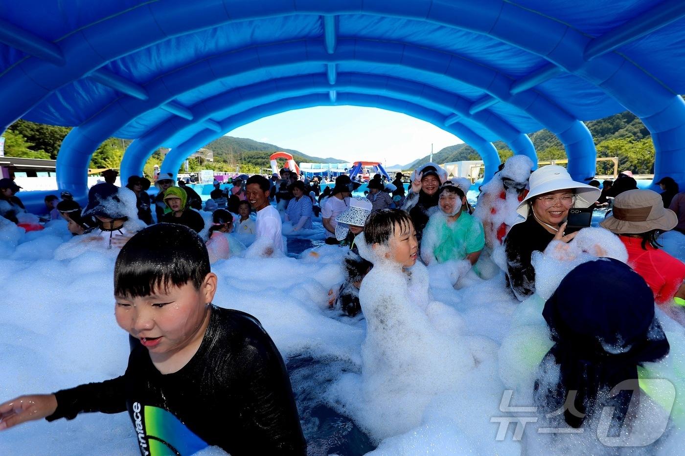지난 27일 강원 인제군의 여름축제인 ‘여름愛 인제愛 빠지다’에 방문한 어린이들이 물놀이와 버블파티를 즐기며 시원한 시간을 보내고 있다. 이번 행사는 8월 10일까지 이어진다.&#40;인제군 제공. 재판매 및 DB금지&#41; 2025.7.28/뉴스1 ⓒ News1 이종재 기자