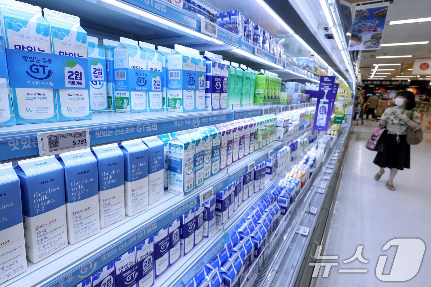 기록적인 폭염이 이어지면서 우유 공급 변동성 우려가 높아지고 있다. 업계와 낙농진흥회는 우유 원유 생산량이 5~10% 감소한 것으로 추정하고 있다. 이날 서울의 한 대형마트에서 시민들이 우유를 구입하고 있다. 2025.7.28/뉴스1 ⓒ News1 민경석 기자