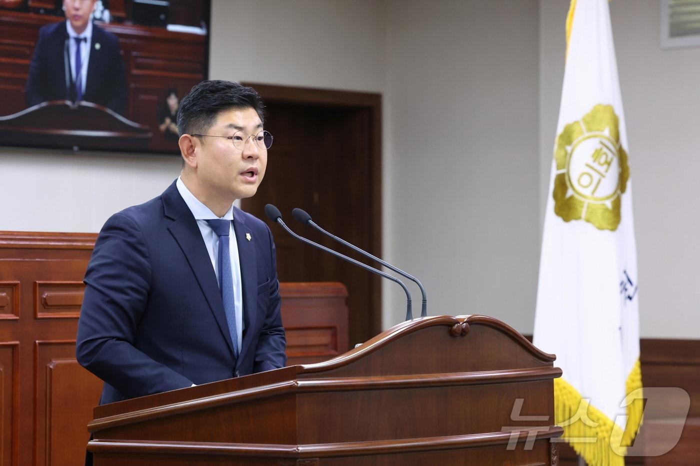 장경원 전남 순천시의원이 28일 '순천만IC 통행료 폐지 촉구 건의안'을 발의하고 있다.(순천시의회 제공. 재판매 및 DB 금지)