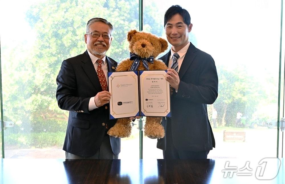 본문 이미지 - 김원섭 KPGT 대표이사와 이준 테디밸리 골프앤리조트 부회장이 28일 협약식을 맺은 뒤 기념 촬영을 하고 있다. (KPGA 제공)