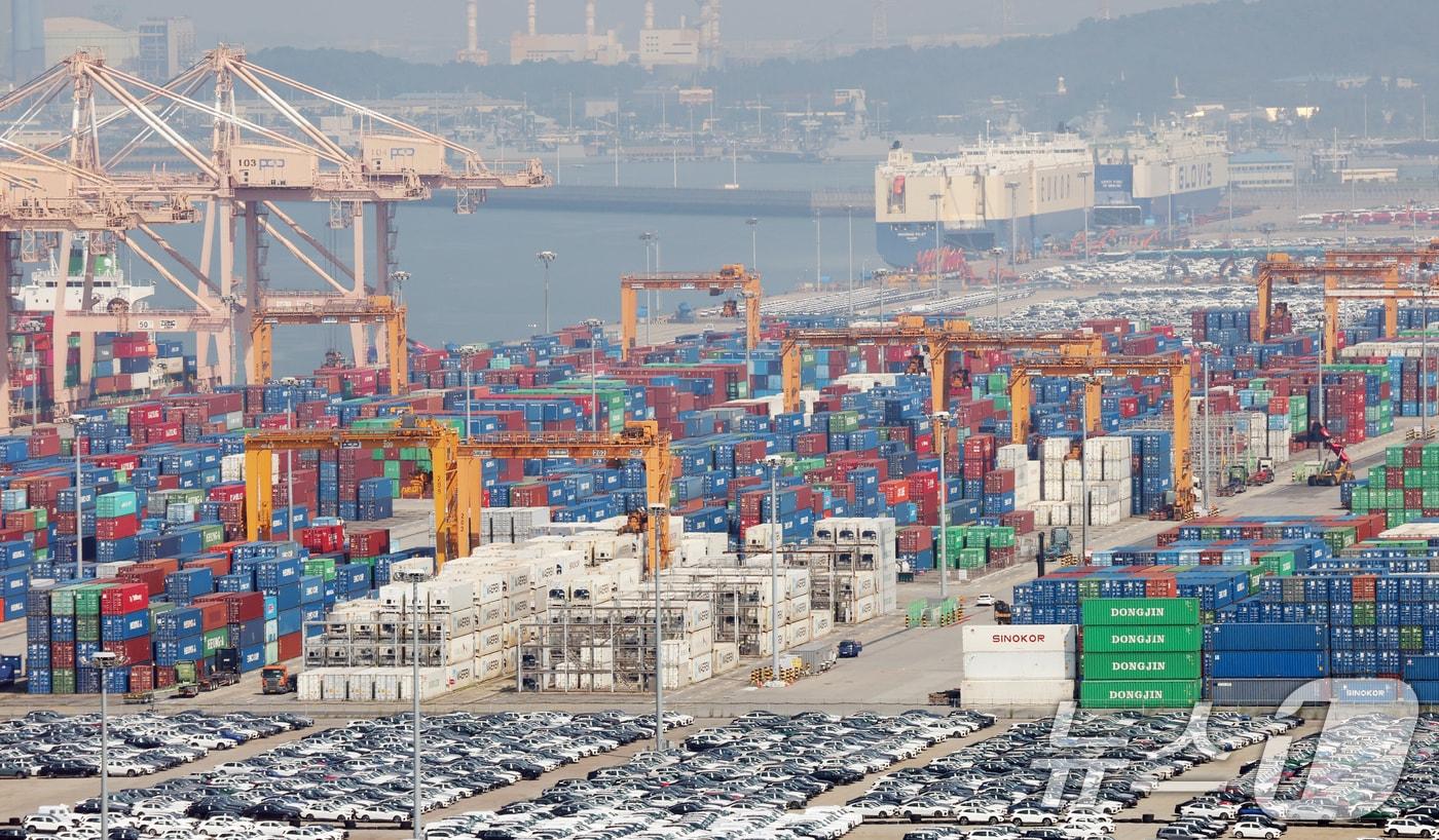 한미 관세협상 시한(8월 1일)이 다가오면서 협상 타결 여부에 따라 한국 경제 성장률이 크게 오르내릴 수 있다는 전망이 나오고 있다. 협상이 결렬돼 고율 관세(25%)가 유지될 경우 수출 급감과 원화 가치 급락 등 복합 충격이 우려되는 반면, 일본과 유사한 수준(15%)에서 타결되면 경제 반등의 계기가 마련될 것이라는 분석이 나온다. 사진은 28일 경기 평택시 포승읍 평택항에 수출용 컨테이너들이 세워져 있는 모습. 2025.7.28/뉴스1 ⓒ News1 김영운 기자