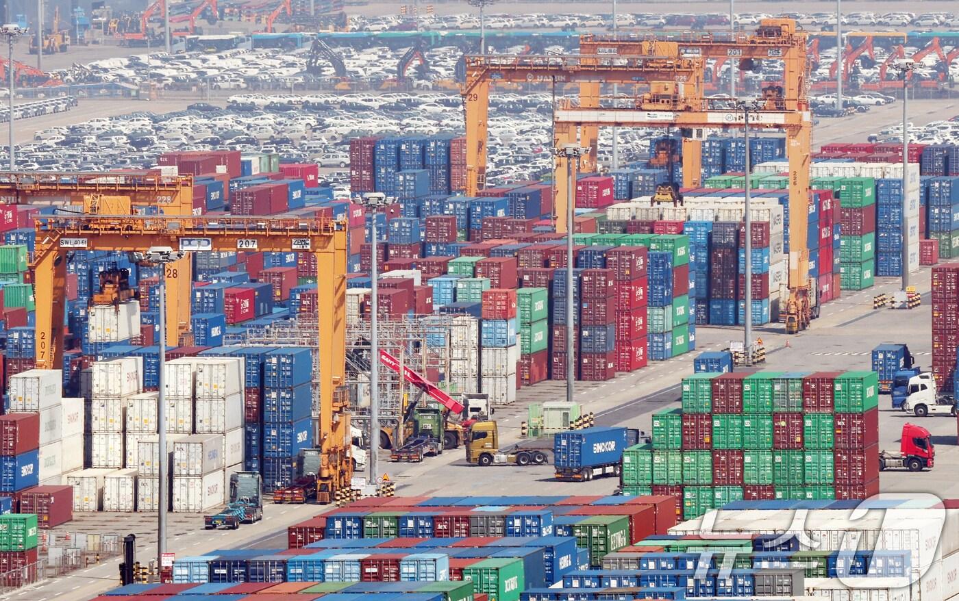 사진은 지난 28일 경기 평택시 포승읍 평택항에 수출용 컨테이너들이 세워져 있는 모습. 2025.7.28/뉴스1 ⓒ News1 김영운 기자