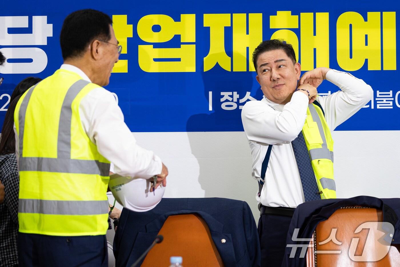 김병기 더불어민주당 당대표 직무대행 겸 원내대표가 28일 서울 여의도 국회에서 열린 더불어민주당 산업재해예방TF 출범식에서 기념 촬영을 위해 안전조끼를 입고 있다. 2025.7.28/뉴스1 ⓒ News1 유승관 기자