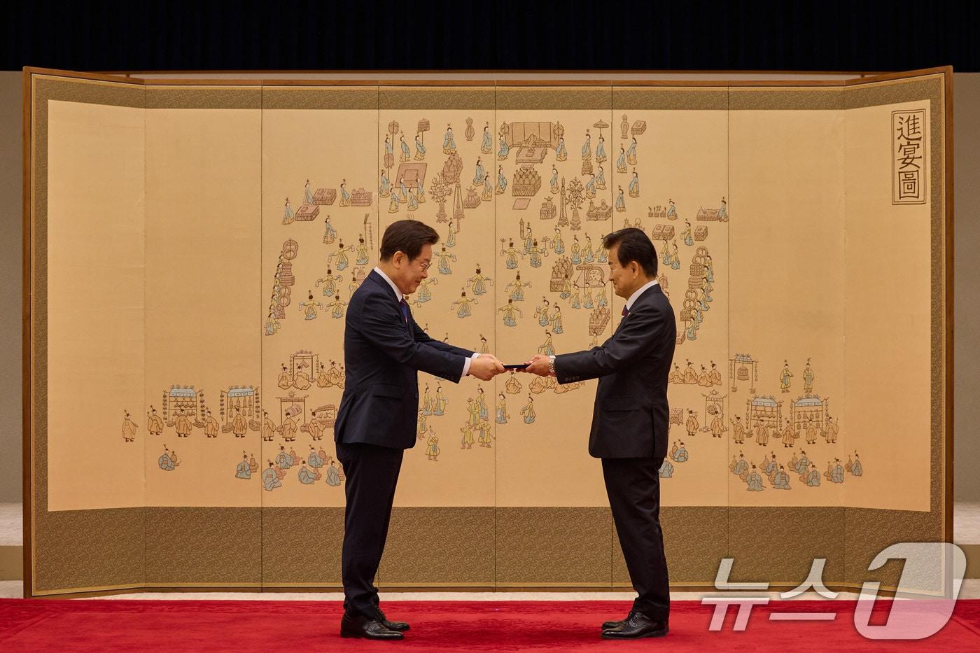 본문 이미지 - 이재명 대통령이 지난해 7월 서울 용산 대통령실 청사에서 열린 신임 국무위원 및 국세청장 임명장 수여식에서 정동영 통일부 장관에게 임명장을 수여하고 있다. (대통령실 제공. 재판매 및 DB금지) 2025.7.28 ⓒ 뉴스1 이재명 기자