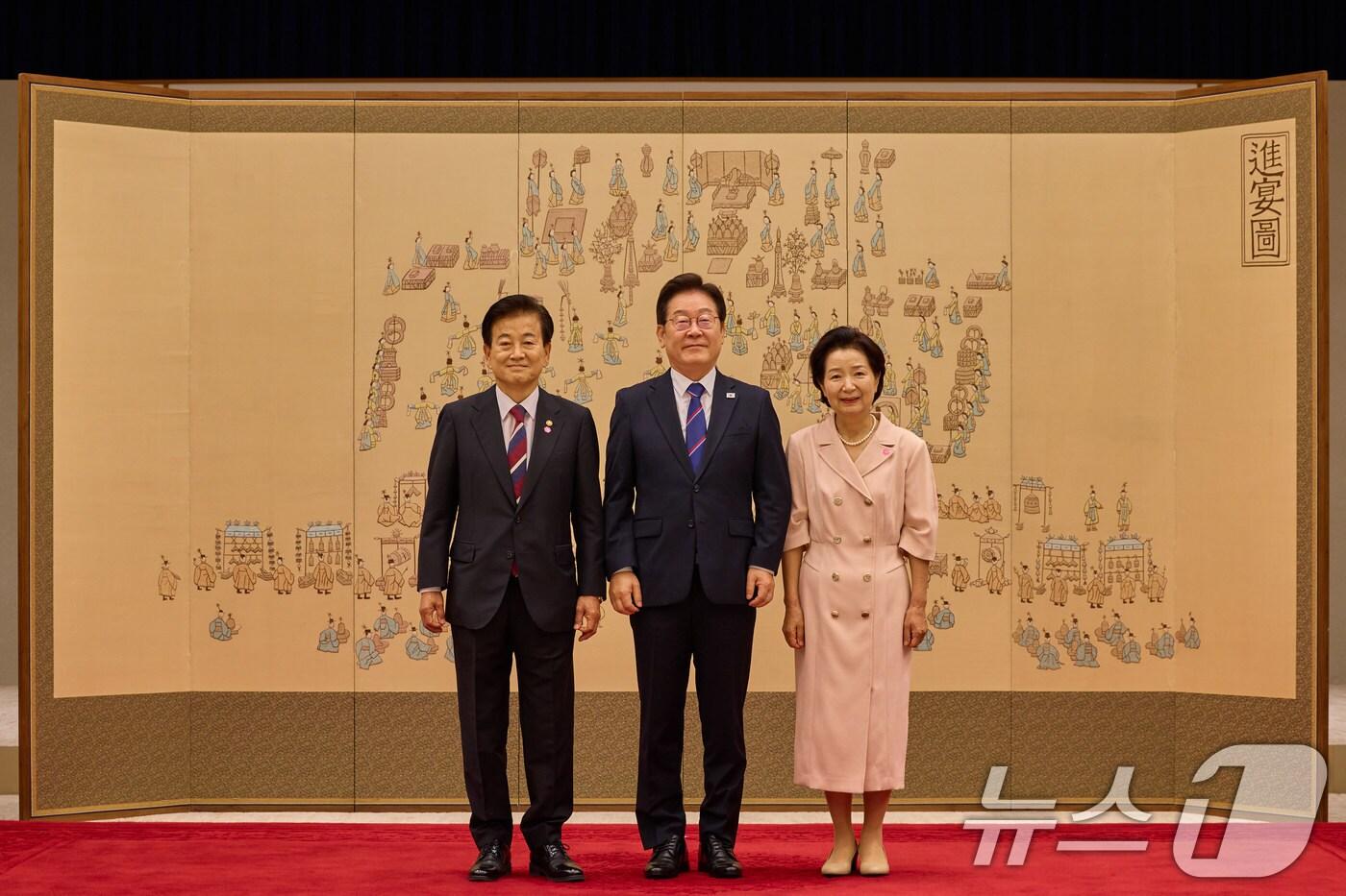 이재명 대통령이 28일 서울 용산 대통령실 청사에서 열린 신임 국무위원 및 국세청장 임명장 수여식에서 정동영 통일부 장관에게 임명장을 수여한 후 기념촬영을 하고 있다. &#40;대통령실 제공. 재판매 및 DB금지&#41; 2025.7.28/뉴스1 ⓒ News1 이재명 기자