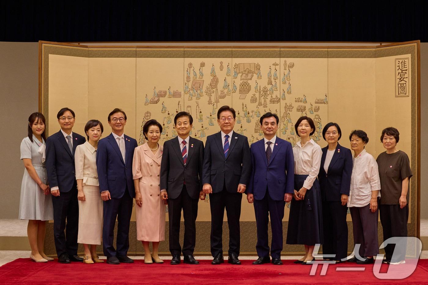 이재명 대통령이 28일 서울 용산 대통령실 청사에서 신임 국무위원 및 국세청장에게 임명장을 수여한 후 기념촬영을 하고 있다. 이날 이 대통령은 정동영 통일부 장관, 안규백 국방부 장관, 전재수 해양수산부 장관, 한성숙 중소벤처기업부 장관, 임광현 국세청장에게 임명장을 수여했다. &#40;대통령실 제공. 재판매 및 DB금지&#41; 2025.7.28/뉴스1 ⓒ News1 이재명 기자
