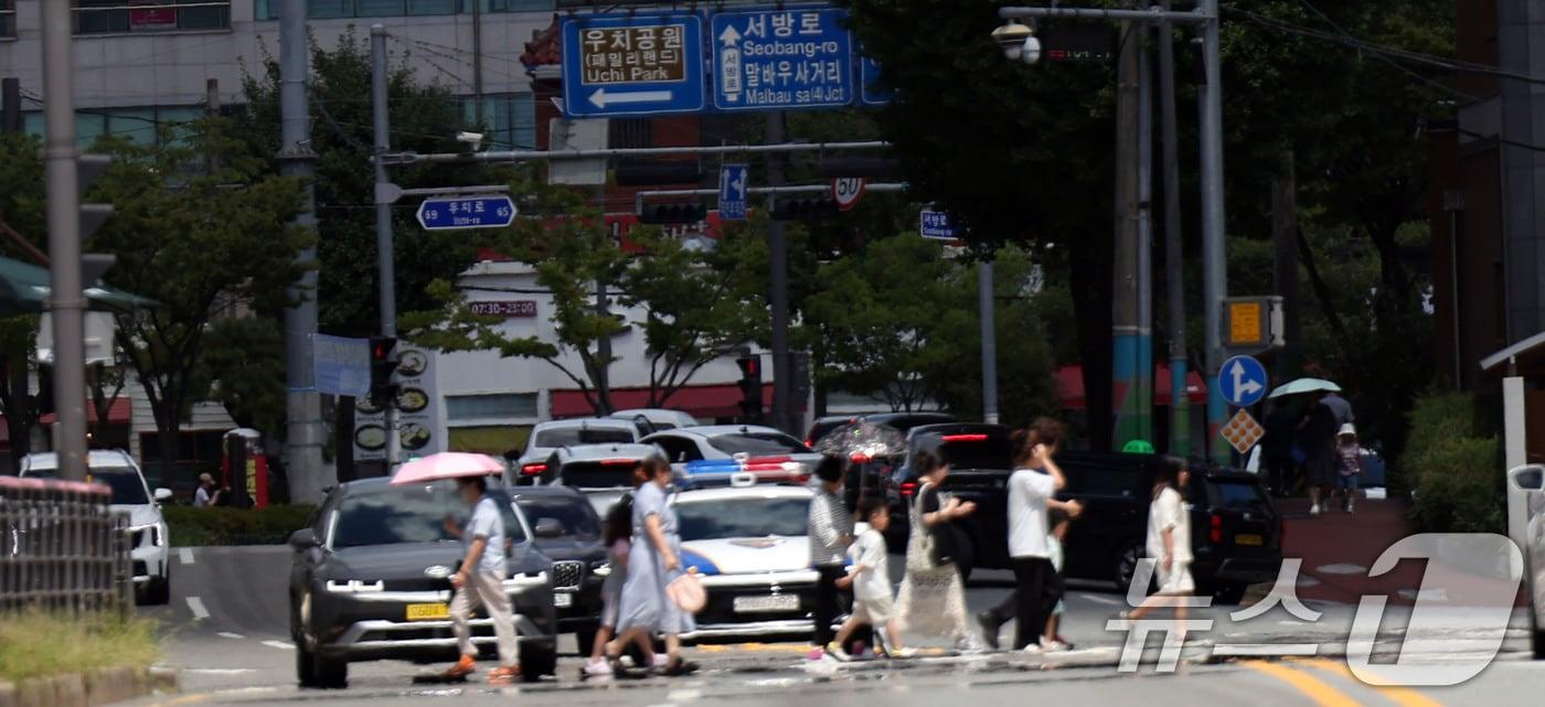 본문 이미지 - 폭염경보가 발효된 광주 도로에 아지랑이가 피어오르고 있는 모습. 2025.7.28 ⓒ 뉴스1 박지현 기자