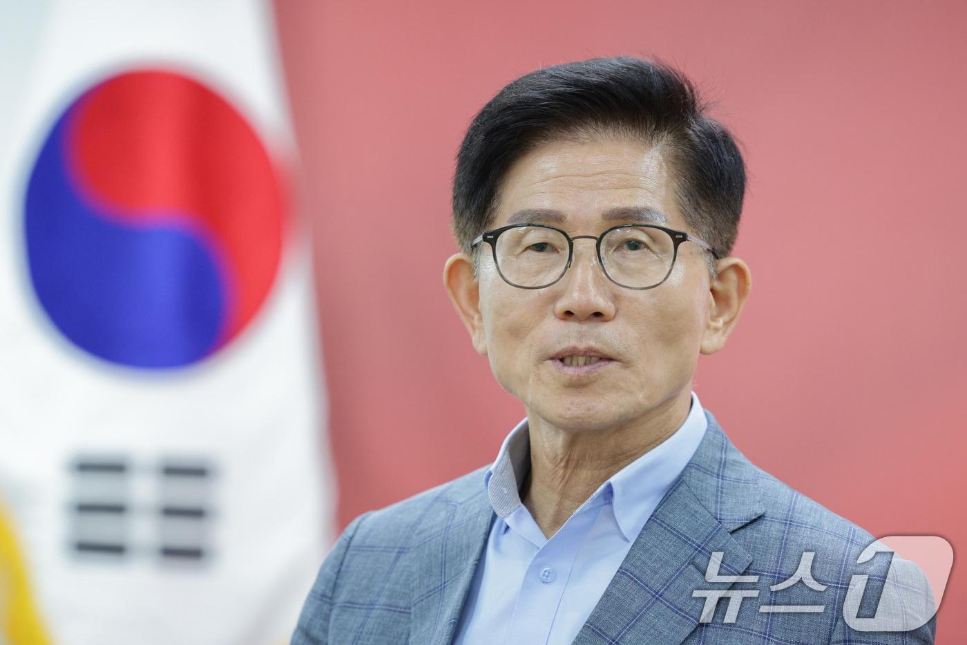 국민의힘 당대표 출마를 선언한 김문수 전 고용노동부 장관이 28일 오후 서울 여의도 국민의힘 서울시당에서 열린 당원 간담회에서 대화하고 있다. 2025.7.28/뉴스1 ⓒ News1 신웅수 기자