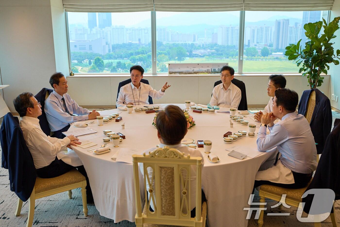 이재명 대통령이 28일 서울 용산 대통령실 청사에서 열린 오찬 주례보고회동에서 김민석 국무총리와 대화하고 있다. (대통령실 제공. 재판매 및 DB 금지) 2025.7.28/뉴스1 ⓒ News1 허경 기자