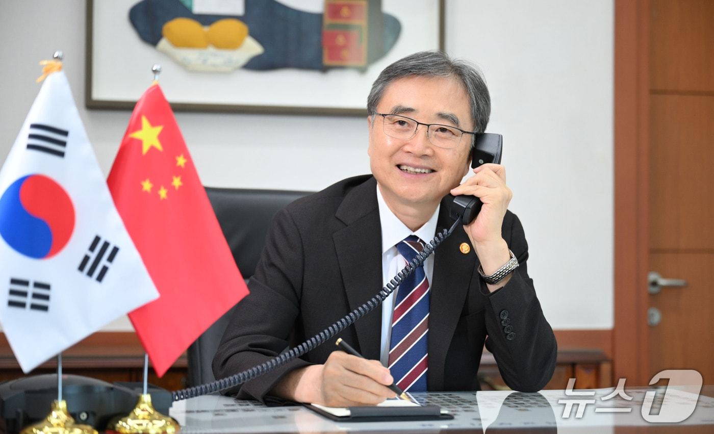 조현 외교부 장관은 28일 왕이 중국 공산당 정치국 위원 겸 외교부장과 첫 전화 통화를 가졌다. 2025.07.28. &#40;외교부 제공&#41;