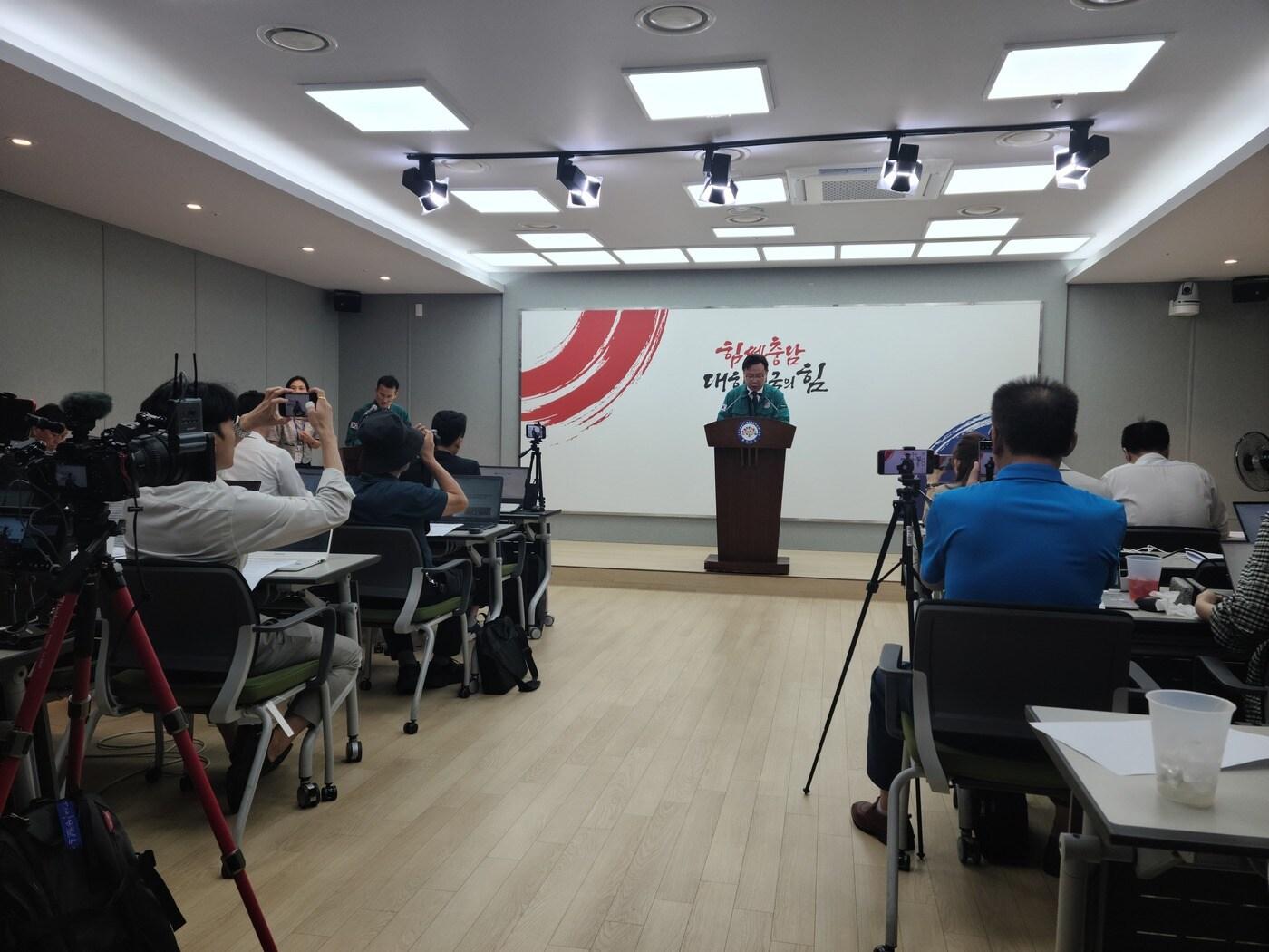 본문 이미지 -  김영명 충남도 환경산림국장이 28일 도청 프레스센터에서 기자회견을 열어 지천댐 관련 브리핑을 하고 있다.&#40;재판매 및 DB금지&#41;/뉴스1