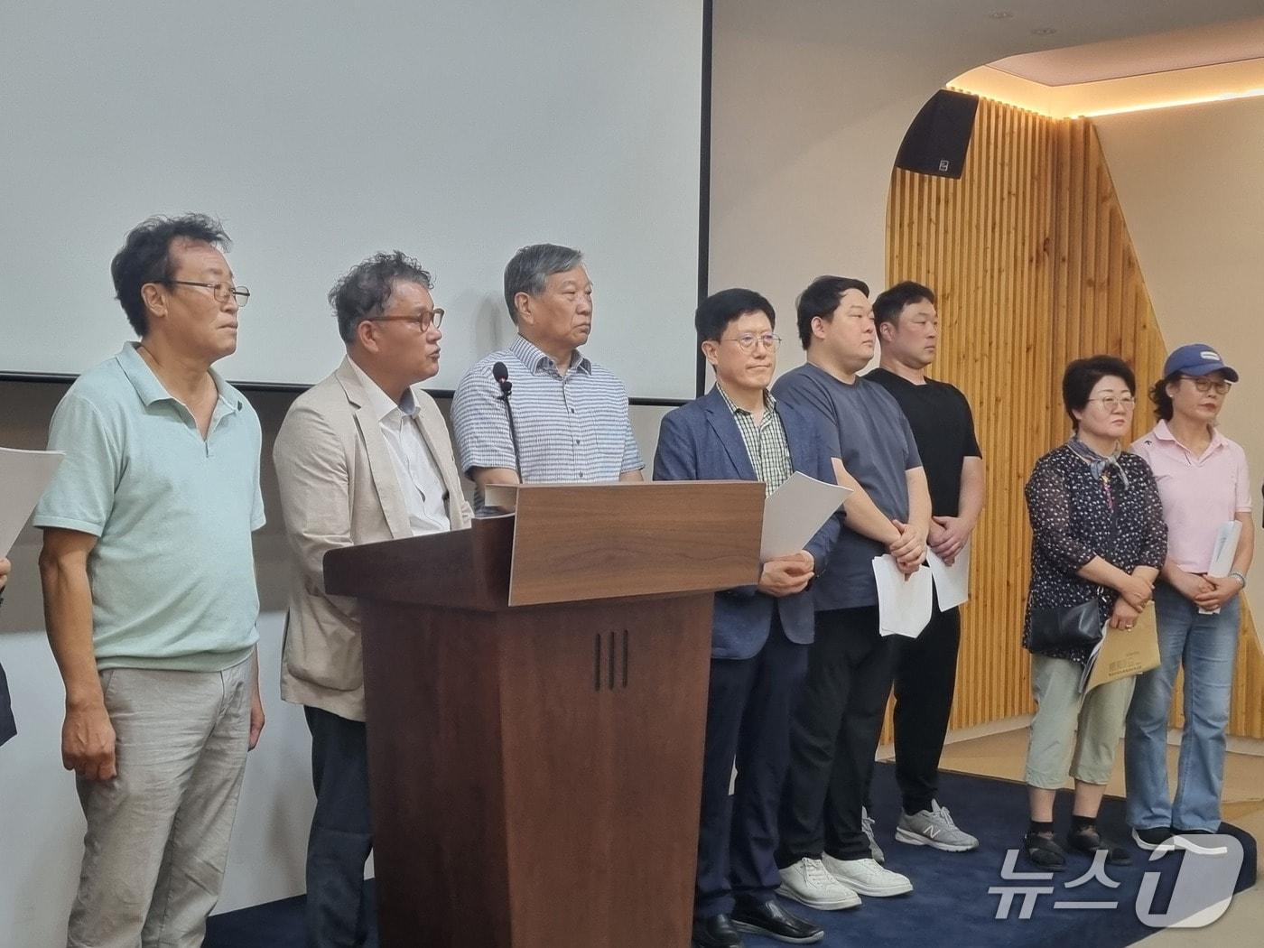 본문 이미지 - 청주 육거리종합시장 상인회가 28일 충북도청 브리핑룸에서 기자회견을 열어 농업회사법인의 '육거리' 상표 등록을 비판하고 있다.