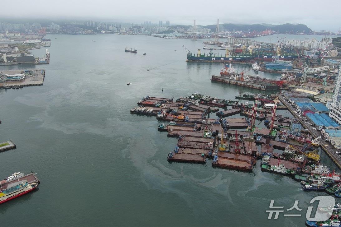 본문 이미지 - 부산 영도구 봉래동 물양장 해양 오염 사고 현장.(남해해경청 제공. 재판매 및 DB 금지)