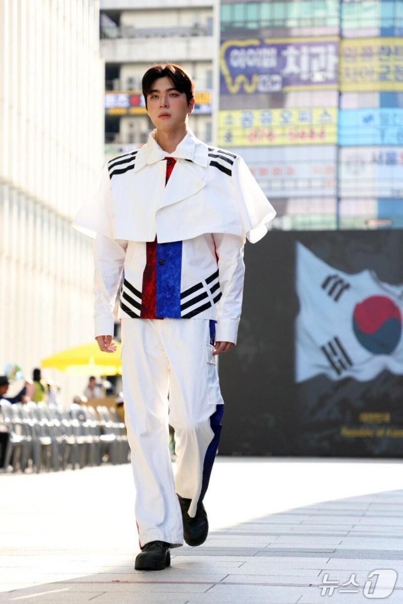 본문 이미지 - We art! 언제나 보훈 페스테벌서 진행된 패션쇼(경기보훈지청 제공, 재판매 및 DB 금지)/뉴스1 