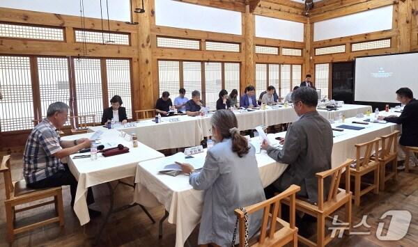 본문 이미지 - 28일 전북 전주시 전라감영 선화당에서 '제2기 전라감영 전체복원·전주부성 역사 재창조위원회' 위촉식을 갖고 본격 활동에 돌입했다.(전주시 제공, 재판매 및 DB 금지)/뉴스1