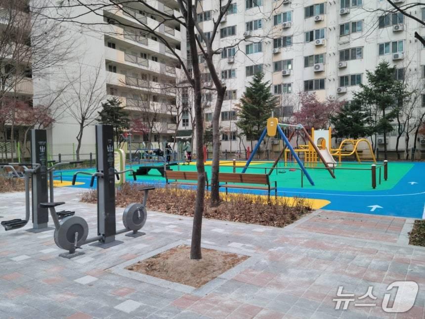 본문 이미지 -  리모델링 작업을 거친 임대 아파트 놀이시설(SH 제공)