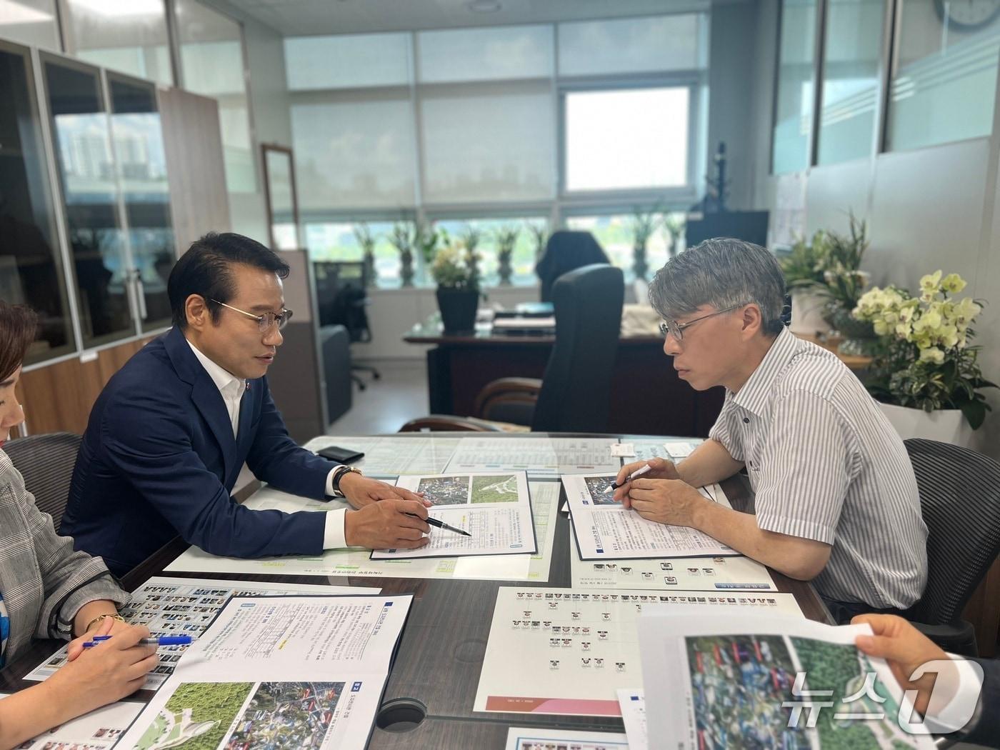 본문 이미지 - 28일 기재부를 찾은 최경식 전북 남원시장&#40;왼쪽&#41;이 박준호 사회예산심의관을 만나 지역 주요 현안들의 내년도 예산 반영을 강조하고 있다.&#40;남원시 제공. 재판매 및 DB금지&#41;/뉴스1