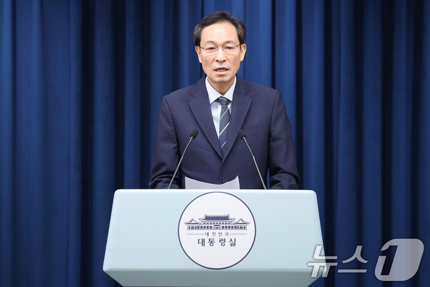 우상호 정무수석이 28일 서울 용산구 대통령실 청사에서 ‘국민 임명식’ 관련 브리핑을 하고 있다. 2025.7.28/뉴스1 ⓒ News1 허경 기자