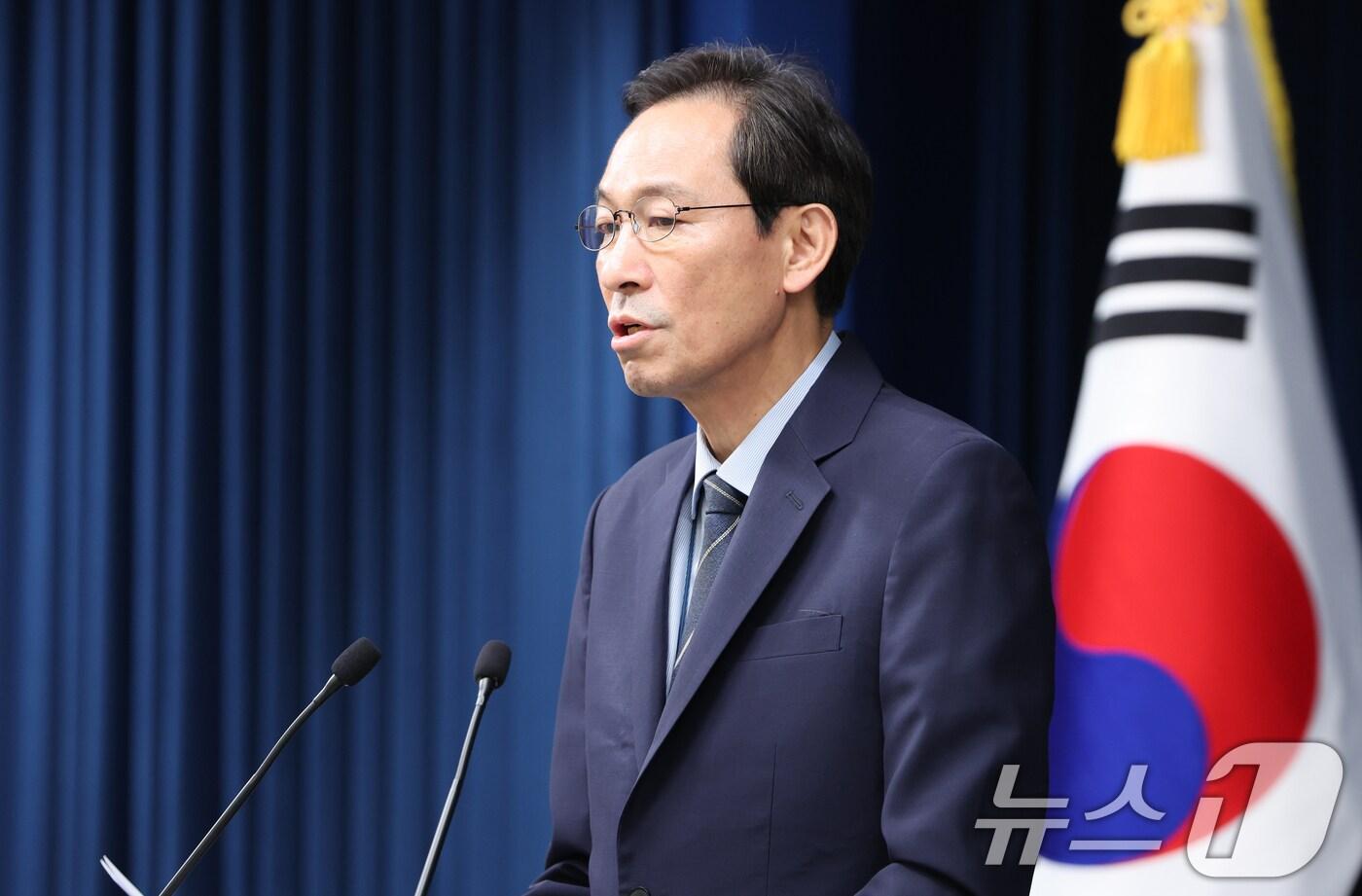 우상호 정무수석이 28일 서울 용산구 대통령실 청사에서 ‘국민 임명식’ 관련 브리핑을 하고 있다. 2025.7.28/뉴스1 ⓒ News1 허경 기자