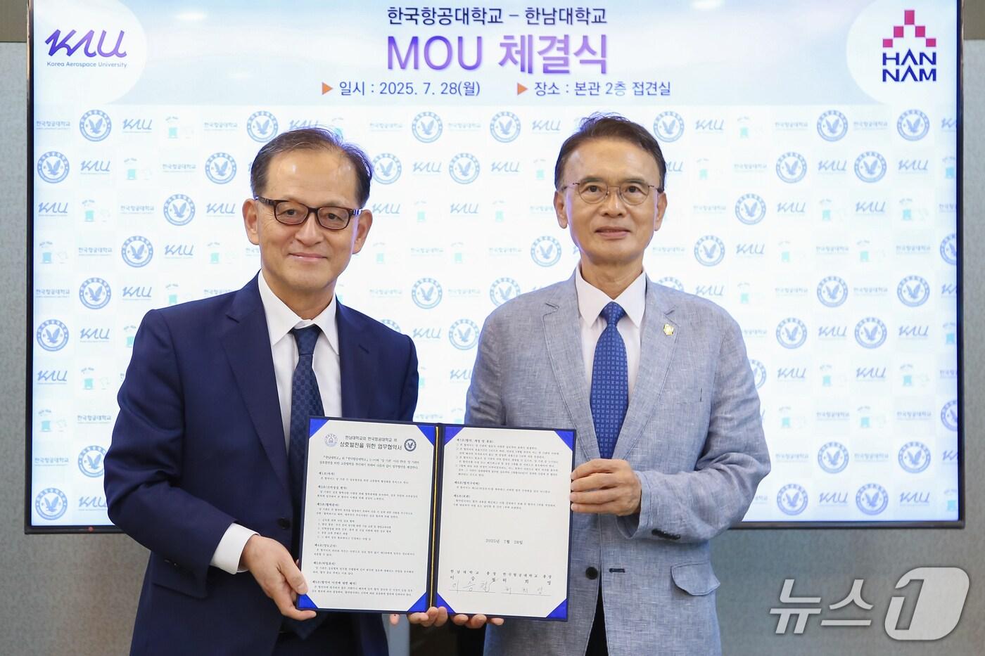 한남대 이승철 총장(오른쪽)과 한국항공대 허희영 총장이 협약서를 교환했다. (한남대 제공.재판매 및 DB금지)/뉴스1