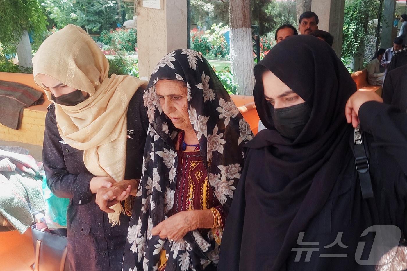 26일(현지시간) 파키스탄 발루치스탄주 퀘타의 지방법원에서 경찰이 딸의 '명예살인'에 동참한 혐의를 받는 굴 잔 비비를 연행하고 있다. 2025.07.26 ⓒ 로이터=뉴스1 ⓒ News1 김지완 기자
