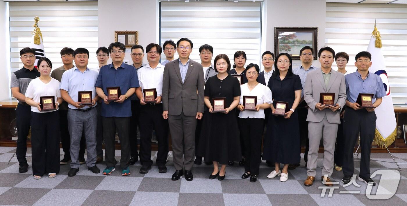 김완기 특허청장(앞줄 왼쪽 다섯번째)이 ‘장기 재직 특허심사관 감사패 수여식’을 마치고 심사 실적점수 1만 마일리지를 달성한 심사관들과 기념 촬영을 하고 있다. (특허청 제공.재판매 및 DB금지)/뉴스1 