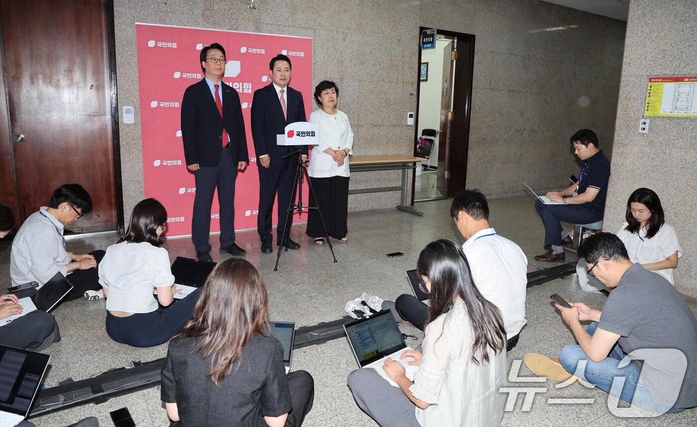 국민의힘 법사위원인 곽규택(왼쪽부터), 장동혁, 조배숙 의원이 28일 오후 서울 여의도 국회에서 여당 주도 상법 추가 개정안이 통과된 뒤 입장을 밝히고 있다. 2025.7.28/뉴스1 ⓒ News1 신웅수 기자