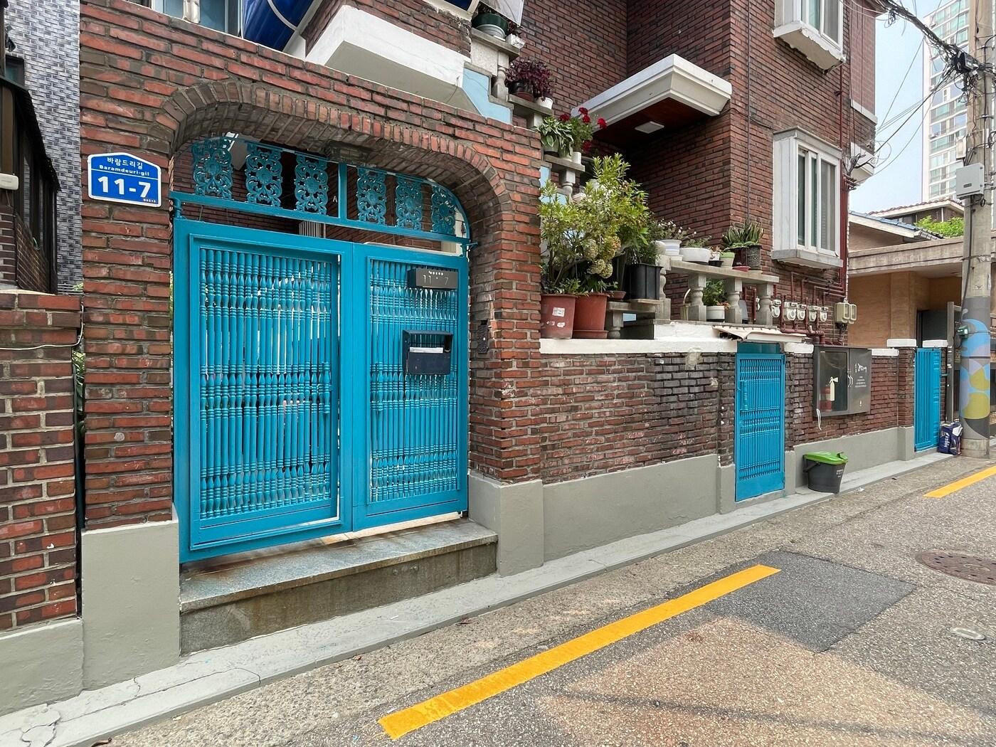 본문 이미지 - 주택 대문 공사 후(송파구 제공)