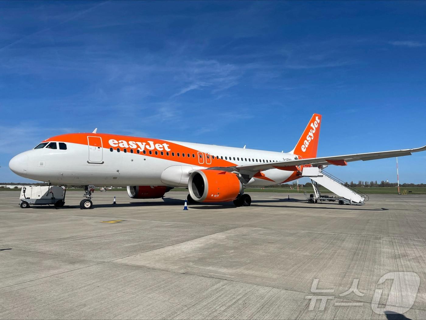 본문 이미지 - 3월 31일(현지시간) 이지젯 에어버스 항공기가 영국 런던 사우스엔드 공항 활주로에 주기되어 있다. 2025.03.31. ⓒ 로이터=뉴스1 ⓒ News1 윤다정 기자