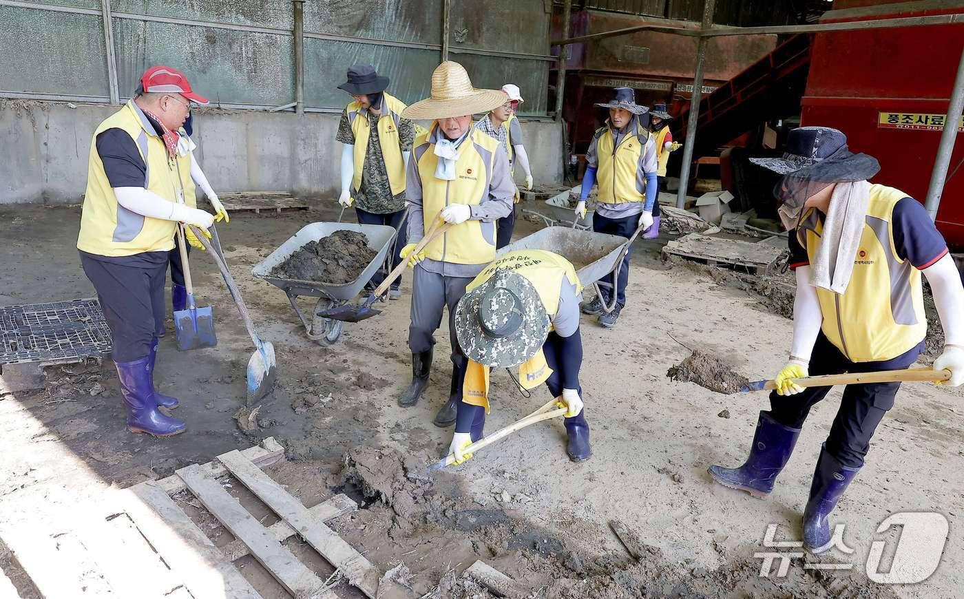 대전시의회 봉사단이 28일 충남 공주 면천면 일원에서 수해복구 봉사활동을 진행했다.(대전시의회 제공) /뉴스1