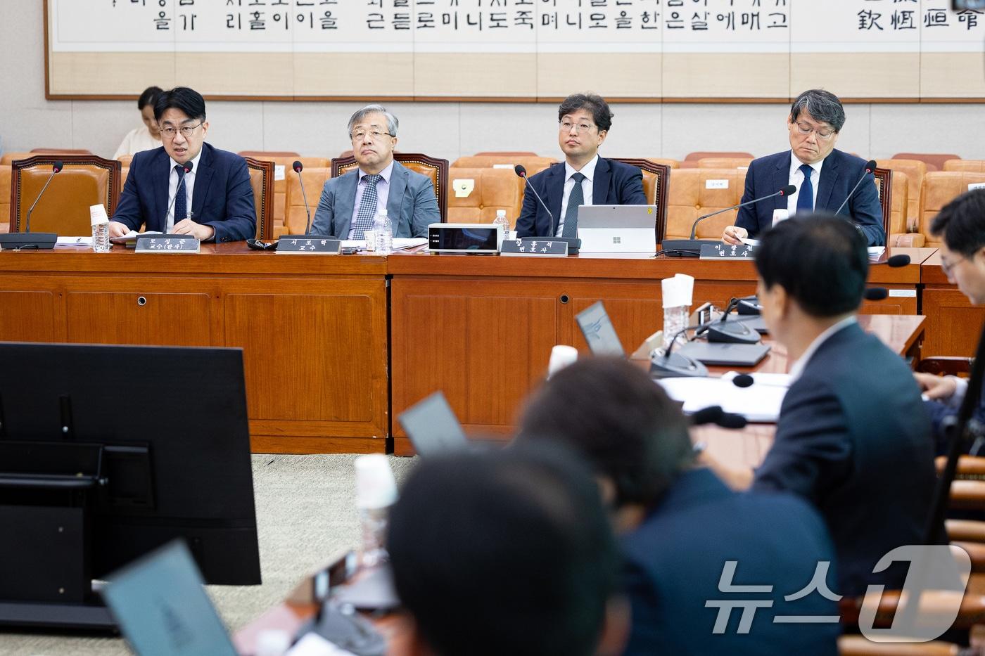 28일 서울 여의도 국회 법제사법위원회 법안심사제1소위원회에서 검찰개혁 법안 관련 공청회가 열리고 있다. 왼쪽부터 모성준 사법연수원 교수, 서보학 교수, 양홍석 변호사, 이광철 변호사. 2025.7.28/뉴스1 ⓒ News1 유승관 기자