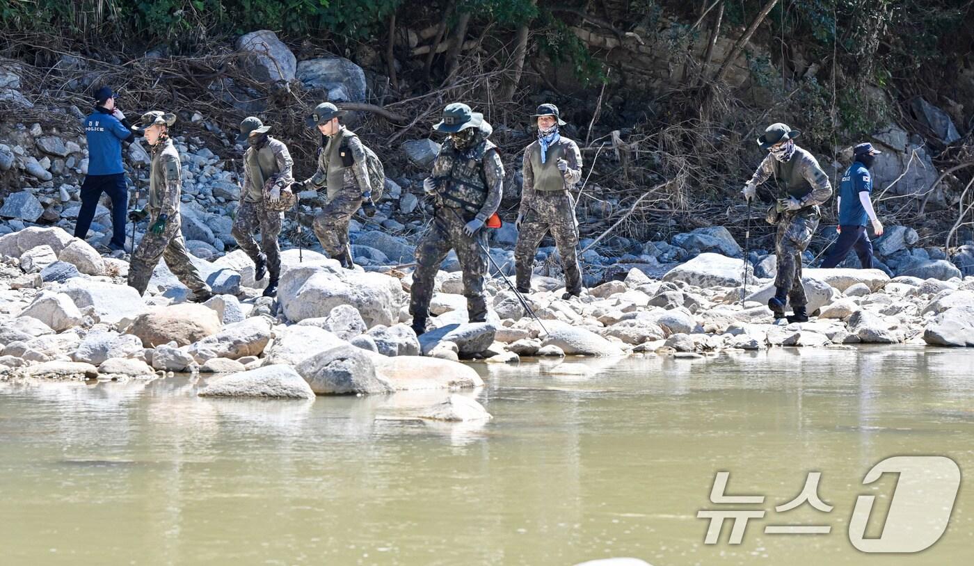 육군은 경기, 충남, 전남, 경남 등 수해지역에 연인원 26,000여명과 장비 610여대를 투입해 복구 지원을 실시하고 있다고 밝혔다. 28일 경남 산청에 투입된 39사단 장병들이 실종자 수색을 하고 있다. &#40;육군 제공. 재판매 및 DB 금지&#41; 2025.7.28/뉴스1 ⓒ News1 이연주 기자
