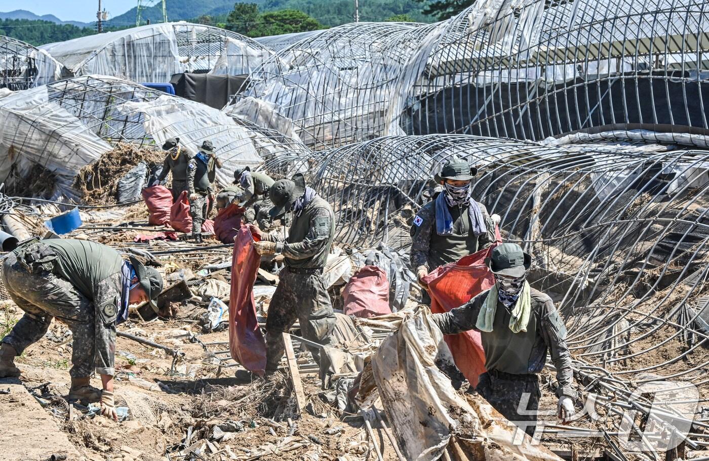 지난달 28일 경남 산청 호우피해지역에 투입된 39사단 장병들이 침수 농가 정비 및 복구를 하고 있다. (육군 제공. 재판매 및 DB 금지) 2025.7.28/뉴스1 ⓒ News1 이연주 기자