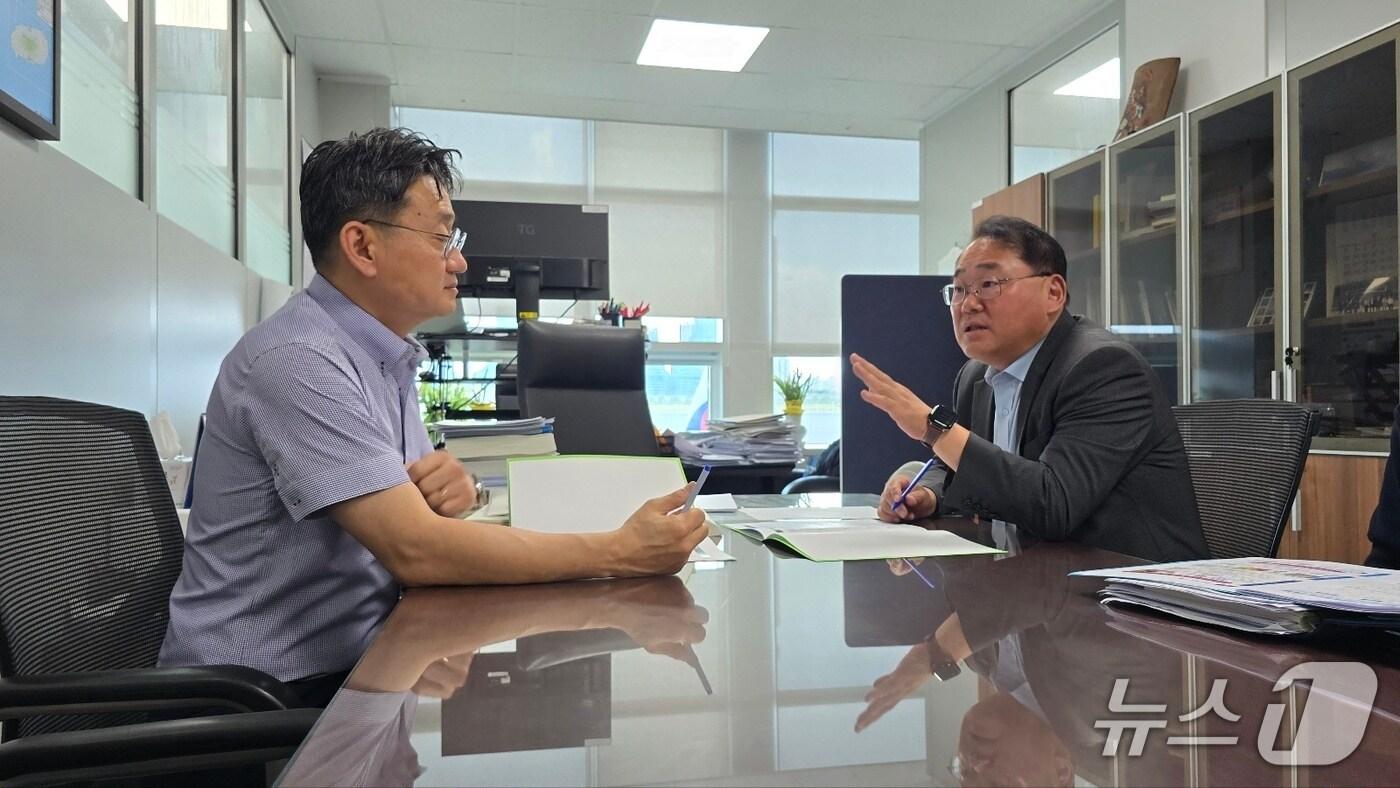 28일 김종훈 전북도 경제부지사&#40;오른쪽&#41;가 정부 부처 관계자를 만나 전북 현안 사업들을 설명하고 내년도 예산 반영을 요청하고 있다.&#40;전북도 제공. 재판매 및 DB금지&#41;/뉴스1   