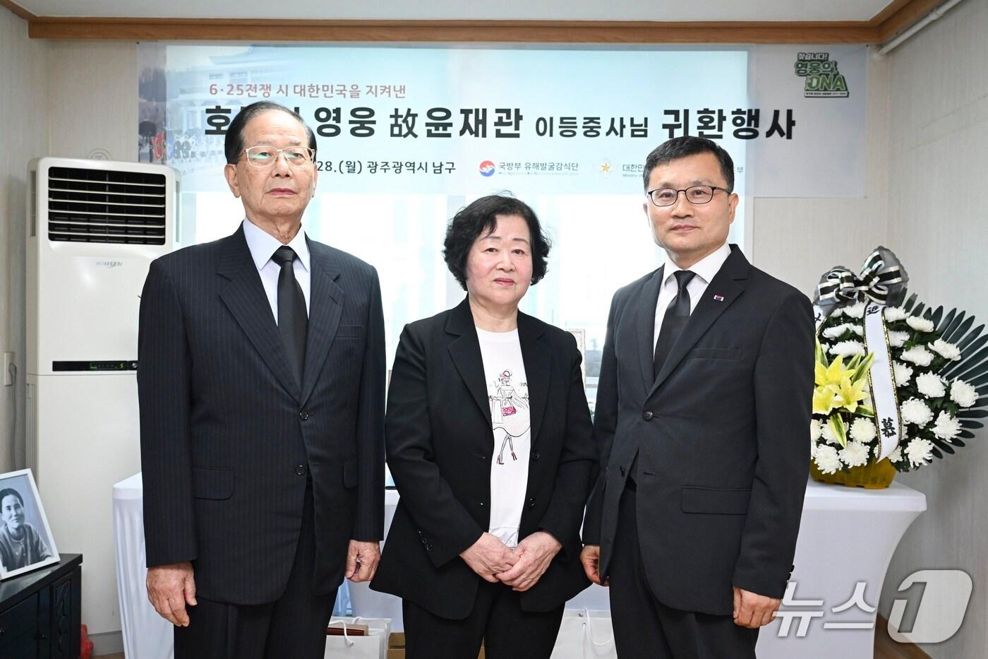 28일 고 윤재관 이등중사의 유가족 내외와 이근원 국방부 유해발굴감식단장이 기념촬영을 하고 있다. &#40;국유단 제공&#41;