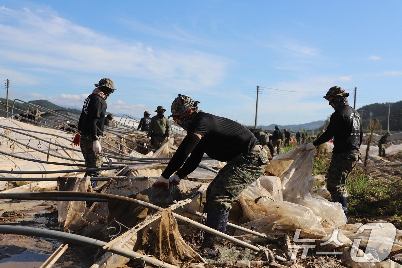 육군은 경기, 충남, 전남, 경남 등 수해지역에 연인원 26,000여명과 장비 610여대를 투입해 복구 지원을 실시하고 있다고 밝혔다. 28일 경남 산청에 투입된 특수전사령부 예하 특전대원들이 침수 농가에 대한 정비 및 복구를 하고 있다. &#40;육군 제공. 재판매 및 DB 금지&#41; 2025.7.28/뉴스1 ⓒ News1 이연주 기자