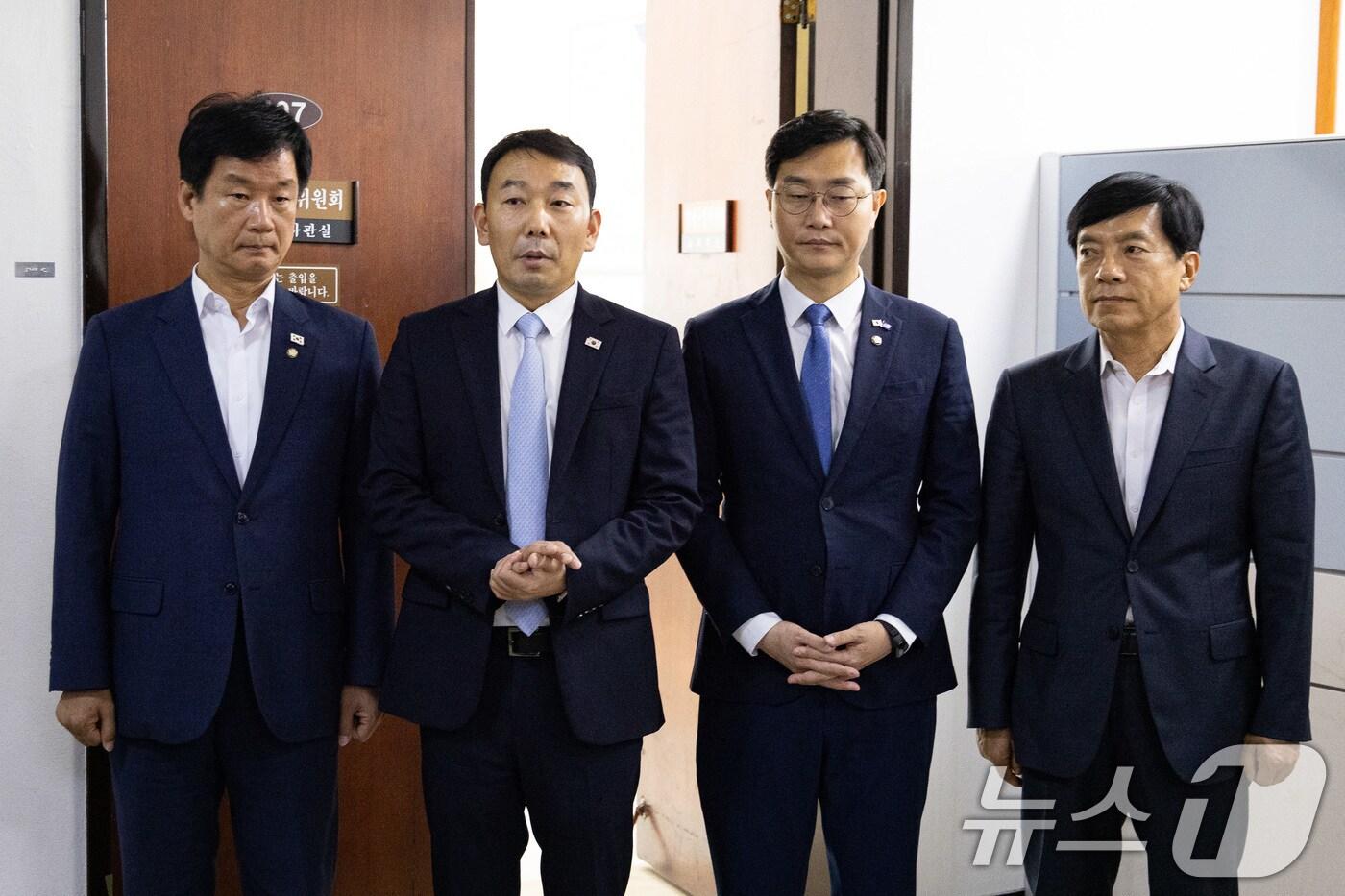 국회 법제사법위원회 더불어민주당 위원들이 28일 서울 여의도 국회에서 '집중투표제 의무' 등을 담은 상법 개정안을 법안심사제1소위원회에서 단독 처리한 후 취재진과 만나 질의응답을 하고 있다. 왼쪽부터 더불어민주당 박균택, 김용민, 장경태, 이성윤 의원. 2025.7.28/뉴스1 ⓒ News1 유승관 기자