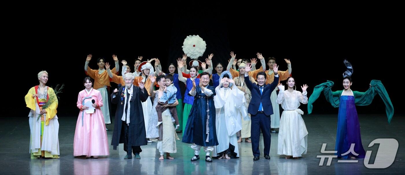 김관영 전북도지사와 전북도립국악원 무용단이 독일 베를린 슈타츠오퍼 국립오페라극장 무대에 올라 인사를 하고 있다.(전북도 제공. 재판매 및 DB금지)