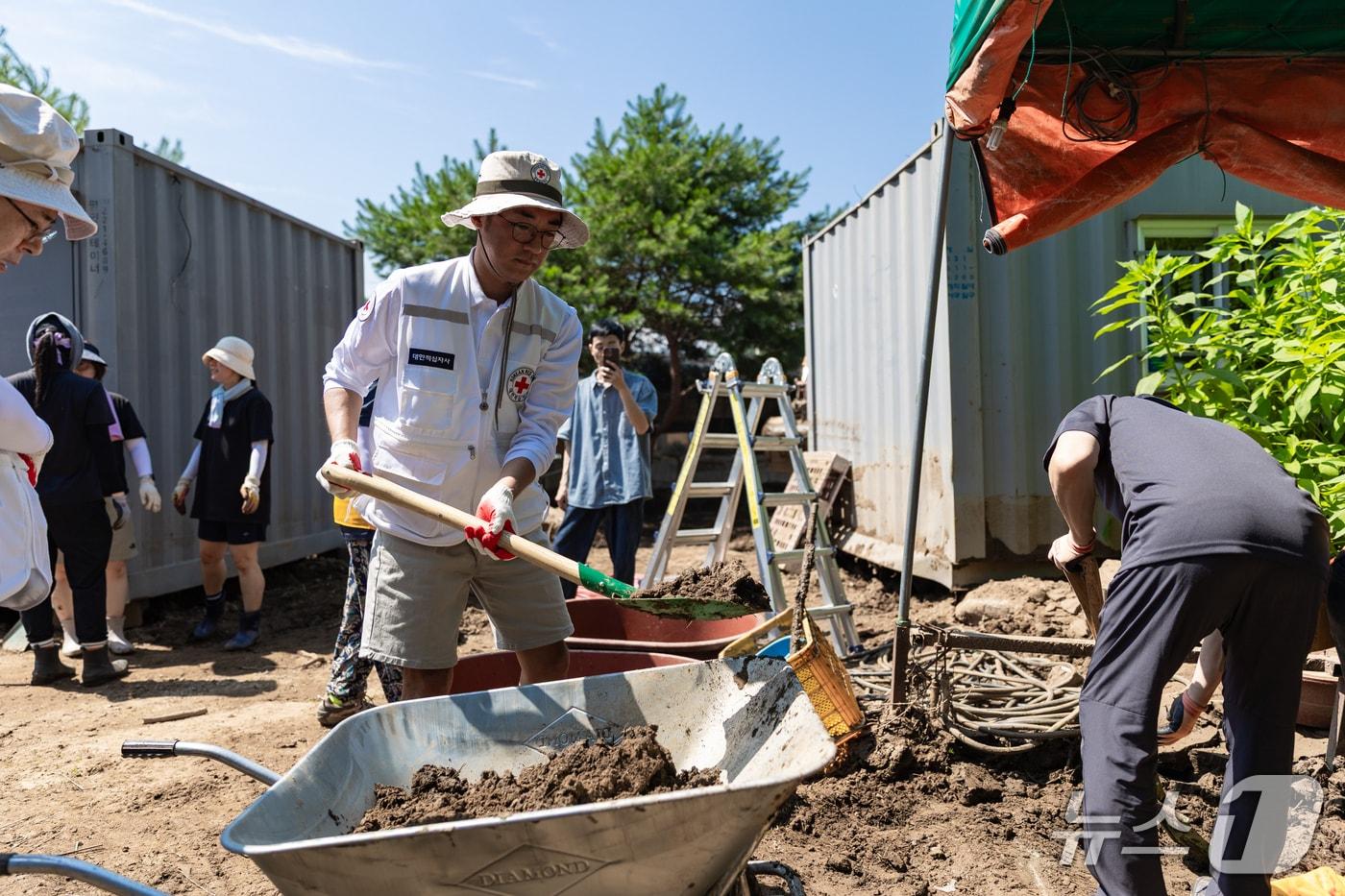 적십자 홍보대사인 배우 안재욱 씨&#40;가운데&#41;가 경기 가평군 일대에서 수해 복구 봉사활동을 하고 있다.&#40;대한적십자사 경기도지사 제공&#41;