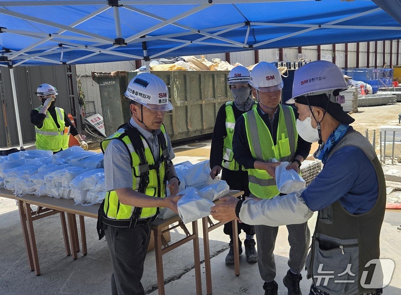 본문 이미지 - SM그룹 삼환기업이 전국 건설현장에 '온열질환 예방 키트'를 지원하는 모습 (SM그룹 제공)