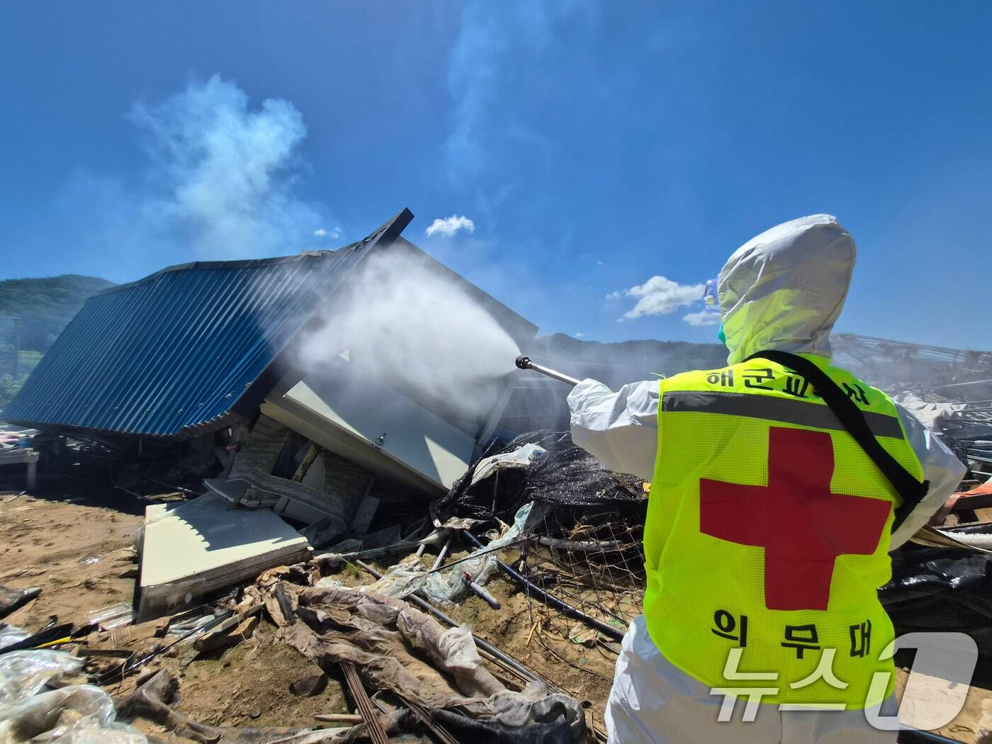 본문 이미지 -  경남 산청군 야정마을 일대에서 방역 활동 중인 해군교육사령부 의무대. (해군교육사령부 제공. 재판매 및 DB 금지) 2025.7.28/뉴스1 ⓒ News1 윤일지 기자
