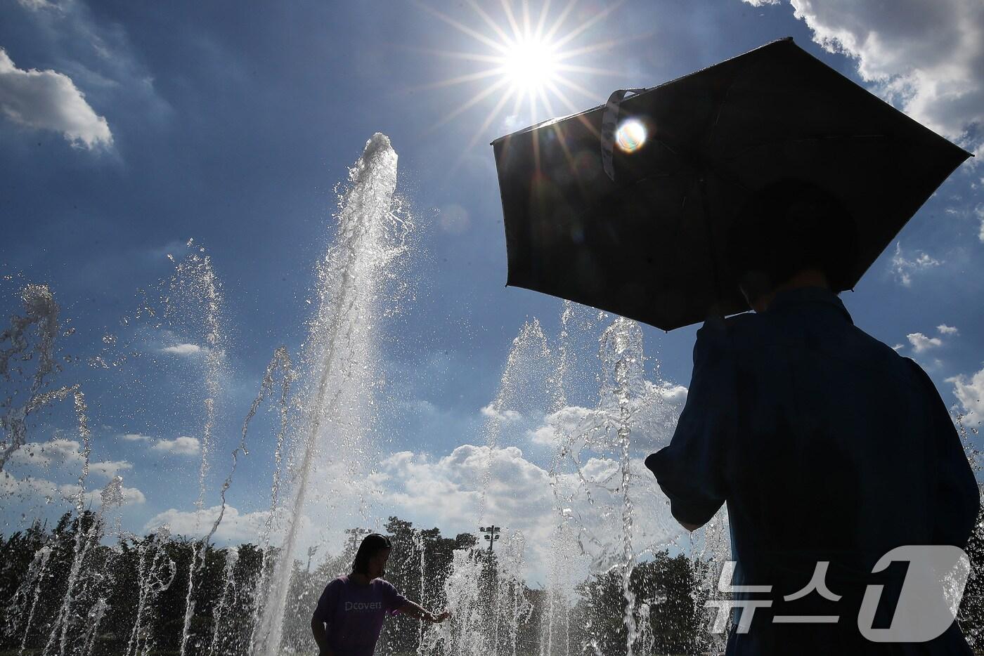 폭염이 계속된 28일 오후 대구 동구 율하체육공원을 찾은 시민들이 바닥분수에서 더위를 식히고 있다. 2025.7.28/뉴스1 ⓒ News1 공정식 기자