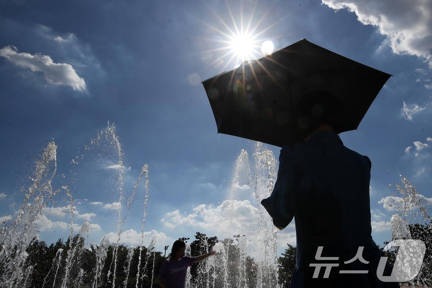 폭염이 계속된 28일 오후 대구 동구 율하체육공원을 찾은 시민들이 바닥분수에서 더위를 식히고 있다. 2025.7.28/뉴스1 ⓒ News1 공정식 기자