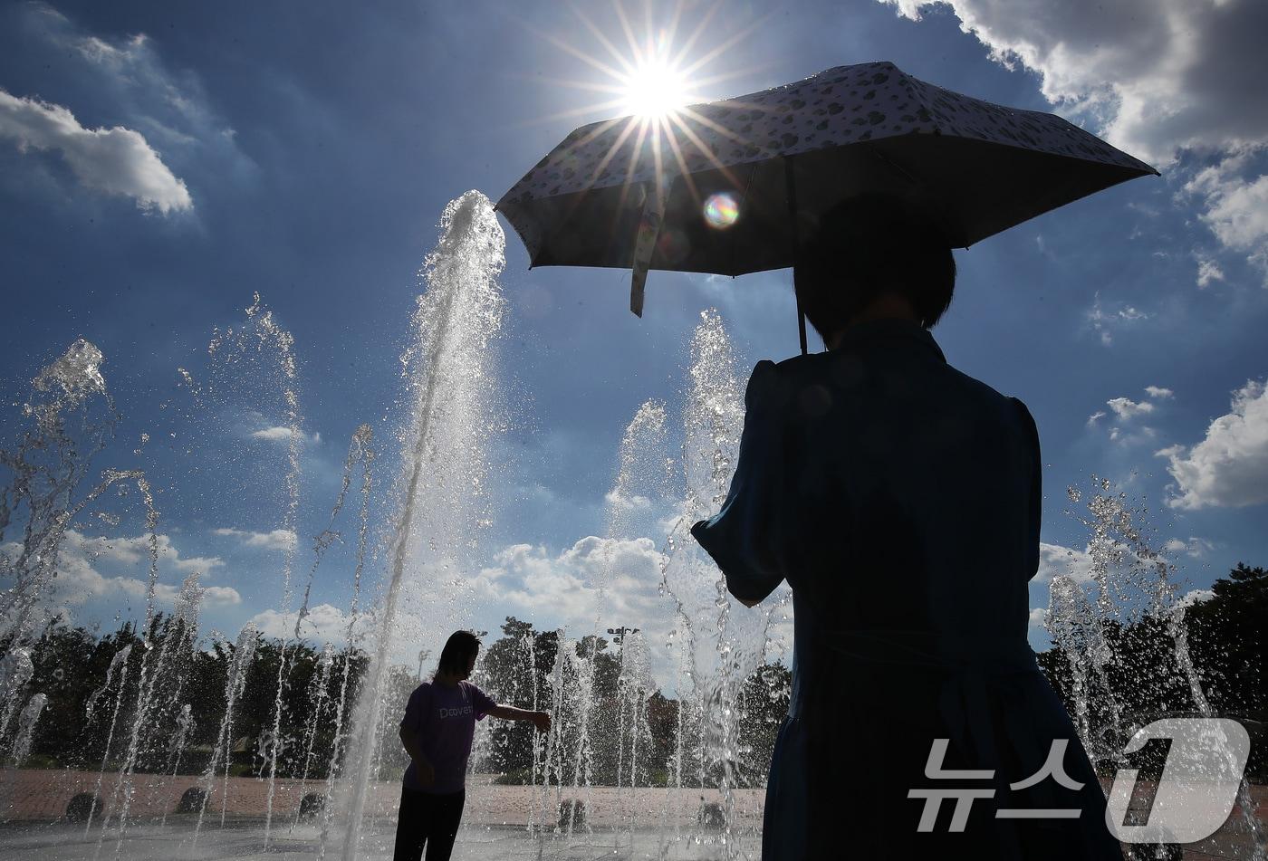 폭염이 계속된 28일 오후 대구 동구 율하체육공원을 찾은 시민들이 바닥분수에서 더위를 식히고 있다. 2025.7.28/뉴스1 ⓒ News1 공정식 기자